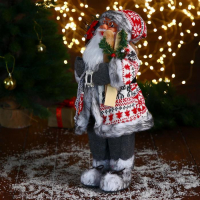 Дед Мороз "В бело-красной шубке с ремешком, с лыжами" 45 см Дед Мороз "В бело-красной шубке с ремешком, с лыжами" 45 см