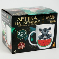 Набор для декора кружки полимерной глиной. Лепка на кружке &laquo;Полигональный енот&raquo;