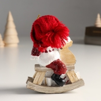 Сувенир полистоун "Малыш в большой красной шапке на игрушке-качалке" 6х10х13 см