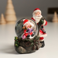 Сувенир полистоун водяной шар "Дед Мороз с мешком подарков и помощницей" 10,5х6х8,5 см