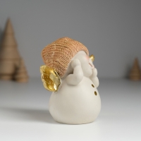Сувенир полистоун "Снеговичок в золотистом вязанном колпаке, с крылышками" 9х6х9 см