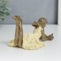 Сувенир полистоун "Девушка читает книгу, жёлтое платье" 6,5х9х14 см Сувенир полистоун "Девушка читает книгу, жёлтое платье" 6,5х9х14 см