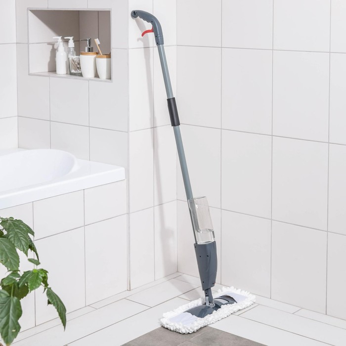 Швабра для мытья пола с распылителем Доляна, насадка из микрофибры 40&times;10 см, металлическая ручка 124 см, цвет МИКС