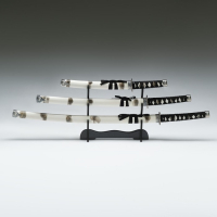 Сув. изделие катаны 3в1 на подставке, ножны дерево, белая дымка глянец 51/77/104см Сув. изделие катаны 3в1 на подставке, ножны дерево, белая дымка глянец 51/77/104см