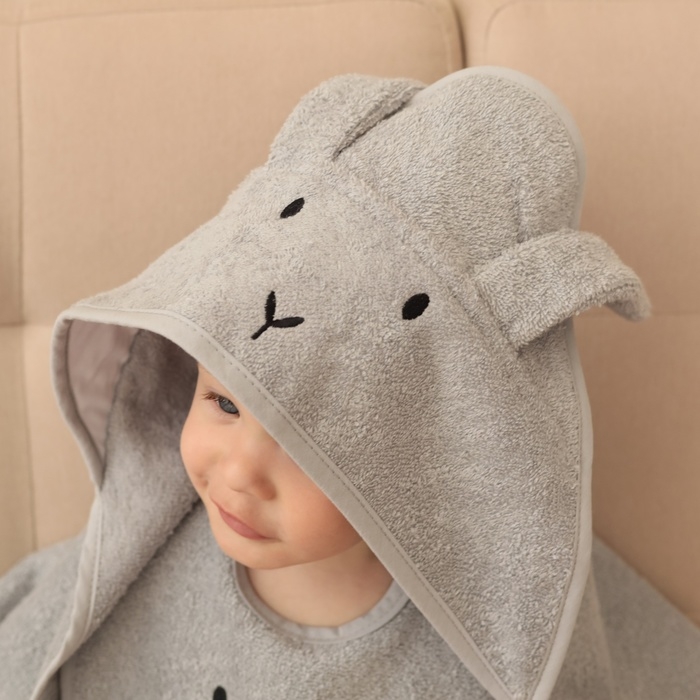 Набор Крошка Я (полотенце-уголок, рукавица, нагрудник), серый, 100% хл, 360 гр/м2 Набор Крошка Я (полотенце-уголок, рукавица, нагрудник), серый, 100% хл, 360 гр/м2