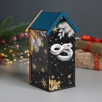 Новогодний чайный домик "Змея. С НГ" 20х10,5х10 см Новогодний чайный домик "Змея. С НГ" 20х10,5х10 см