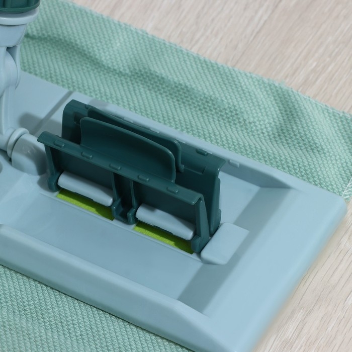 Швабра плоская Доляна, телескопическая стальная ручка, насадка из микрофибры, 35&times;11&times;55(117) см