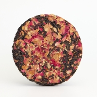 Китайский выдержанный красный чай "Дяньхун с розой", 100 г, 2023 г, Юньнань, блин Китайский выдержанный красный чай "Дяньхун с розой", 100 г, 2023 г, Юньнань, блин