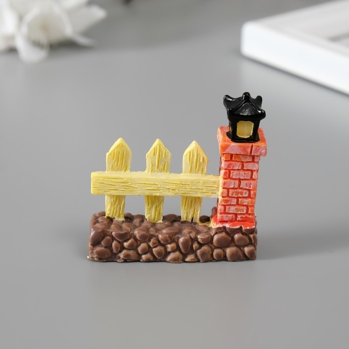 Фигурка для флорариума полистоун "Забор с фонариком" 4,4х4,7 см