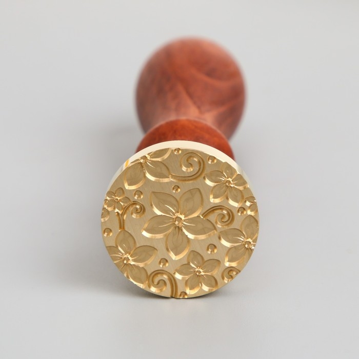 Печать для сургуча с деревянной ручкой Печать для сургуча с деревянной ручкой "Цветы и завитки" 9х2,5х2,5 см