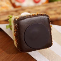 Муляж - магнит "Пирожное Магнифико" клубника, 5х5х9см Муляж - магнит "Пирожное Магнифико" клубника, 5х5х9см