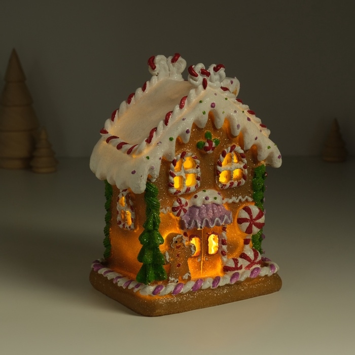 Сувенир полистоун свет Сувенир полистоун свет "Пряничный домик с ёлкой, пряничкой и леденцами" 12,5х9,5х17 см