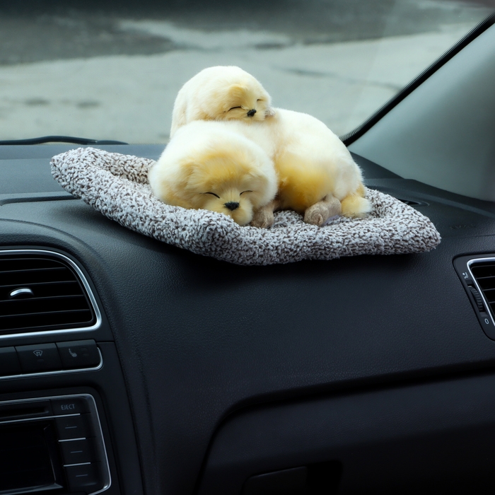 Игрушка на панель авто, собаки на подушке, бежевый окрас Игрушка на панель авто, собаки на подушке, бежевый окрас