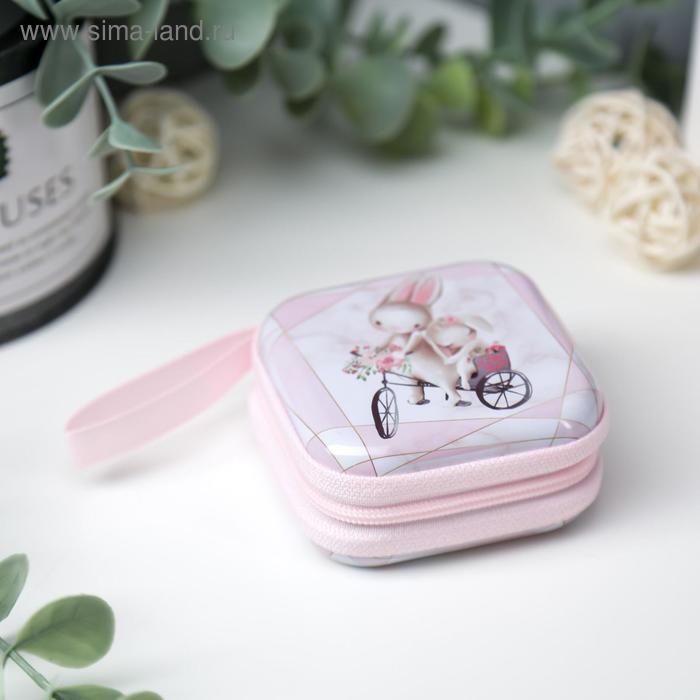 Шкатулка металл на молнии с петелькой Шкатулка металл на молнии с петелькой "Зайчата на велосипеде" 6,5х6,5х3 см