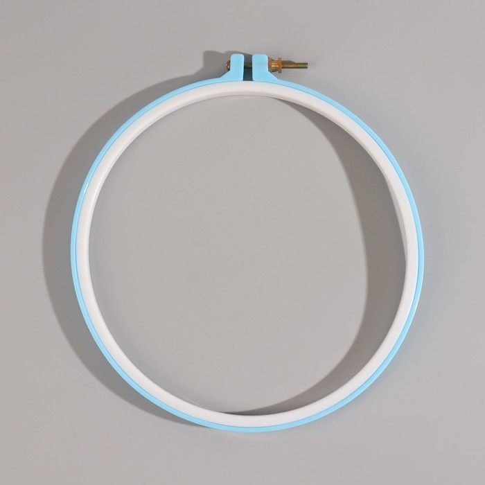 Набор для вышивания крестиком: канва без рисунка 30 &times; 20 см, нитки 20 шт, пяльцы d = 18 см, иглы 6 шт, шпульки 10 шт, цвет МИКС