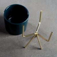 Кашпо "Цилиндр" зеленое, на золотой подставке, 15х8х8см Кашпо "Цилиндр" зеленое, на золотой подставке, 15х8х8см