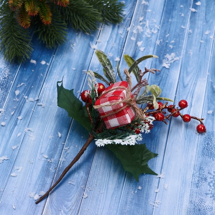 Декор Декор "Зимние грезы" подарок в клетку листья ягоды, 20 см