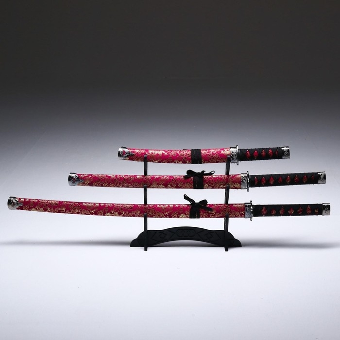 Сув. изделие катаны 3в1 на подставке, ножны ткань, драконы золото на бордо 47/70/89см Сув. изделие катаны 3в1 на подставке, ножны ткань, драконы золото на бордо 47/70/89см