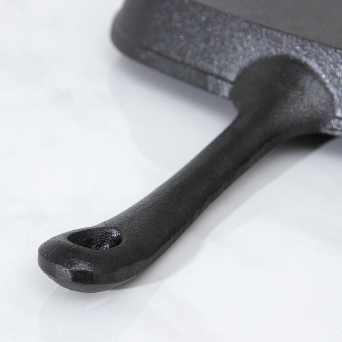 Сковорода гриль чугунная Доляна &laquo;Квадрат&raquo;, 23&times;23 см, со сливом и ручкой, цвет чёрный