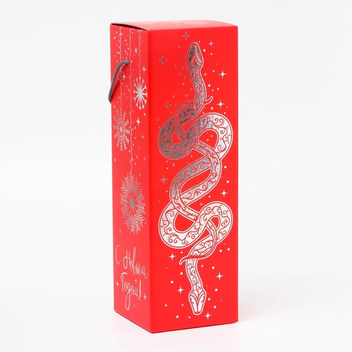 Новый год. Подарочная коробка Новогодняя, под шампанское Новый год. Подарочная коробка Новогодняя, под шампанское "Змея на красном" с веревоч. ручкой 11*11*35 см.