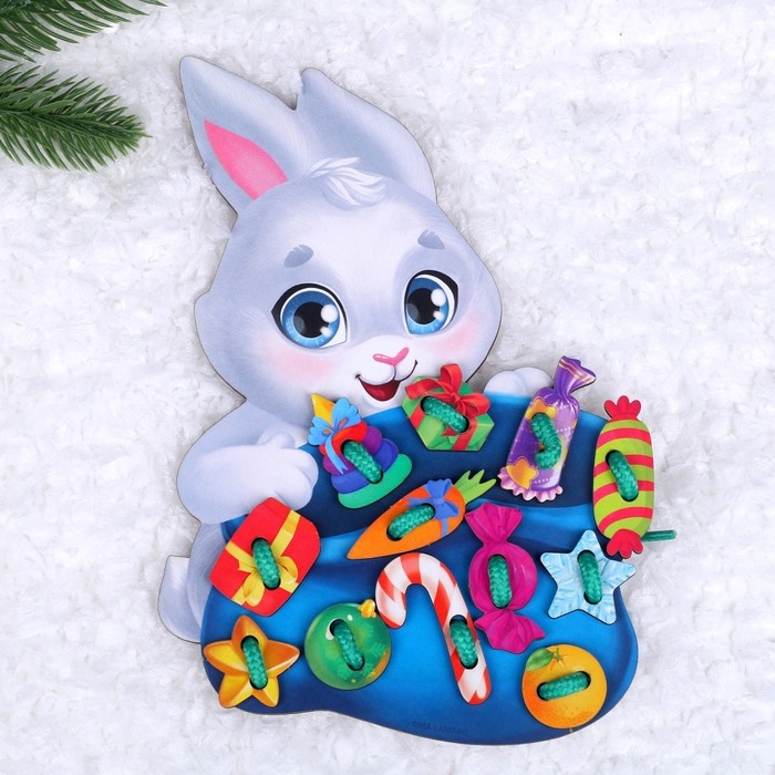 Новогодняя игрушка. Шнуровка &laquo;Новый год! Зайка с подарками&raquo;