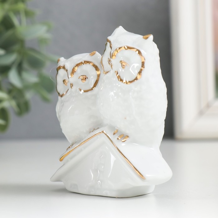 Сувенир керамика "Филин с совой на домике" белый с золотом 7,5 см
