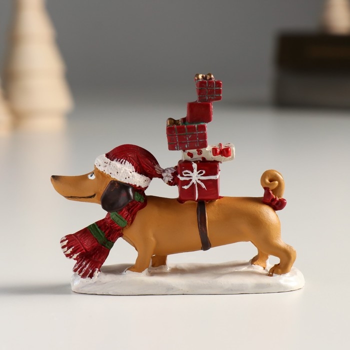 Сувенир полистоун "Такса в шапке несёт подарки" 8х2,5х6,5 см