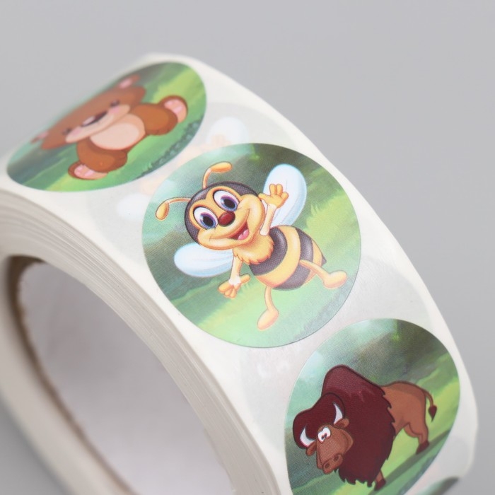 Наклейка бумага "Жители джунглей" d=2,5 см 500 шт в рулоне 3х6,5х6,5 см