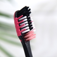 Зубная щётка «Смарт» Black средней жесткости, красный + зеленый, 2 шт. Зубная щётка «Смарт» Black средней жесткости, красный + зеленый, 2 шт.