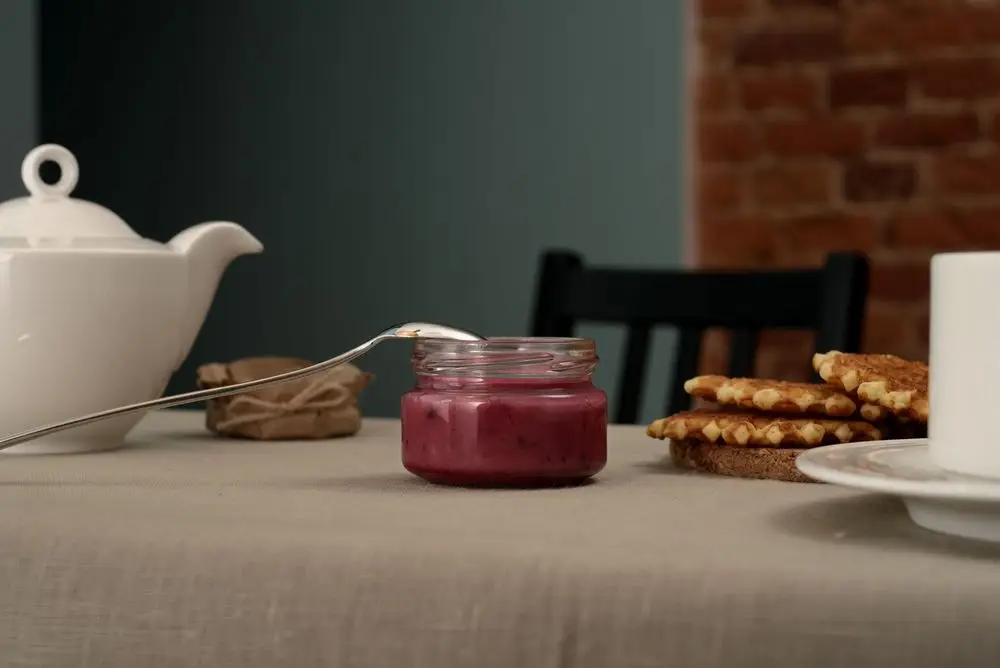 Крем-мед Bee in Love, с черной смородиной Крем-мед Bee in Love, с черной смородиной