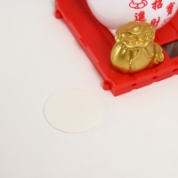 Маятник пластик "Белый Манэки-нэко со слитком Ямб" 8х8х8,5 см