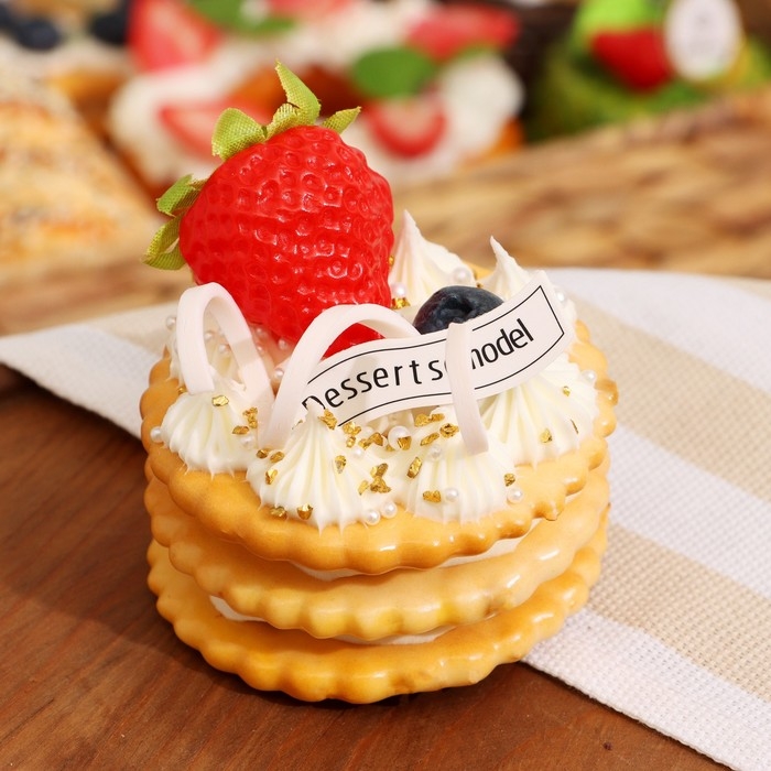 Муляж - магнит Муляж - магнит "Крекер с клубникой" 7х7х6см