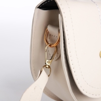 Сумка женская седло на плечо, отдел на молнии, 21х16,5х6,5 см, цвет белый Сумка женская седло на плечо, отдел на молнии, 21х16,5х6,5 см, цвет белый