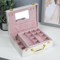 Шкатулка кожзам для украшений "Стёганная" белоснежная 8,5х23,5х19 см Шкатулка кожзам для украшений "Стёганная" белоснежная 8,5х23,5х19 см