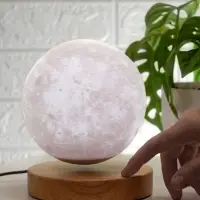 Левитирующая луна MoonFlight с пластиковой подставкой Левитирующая луна MoonFlight с пластиковой подставкой