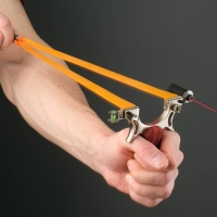 Рогатка деревянной ручкой, с лазерным целеуказателем Рогатка деревянной ручкой, с лазерным целеуказателем