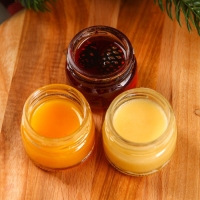 Набор &laquo;Светлых праздников&raquo; : 2 крем-меда и варенье с шишками по 30 г.