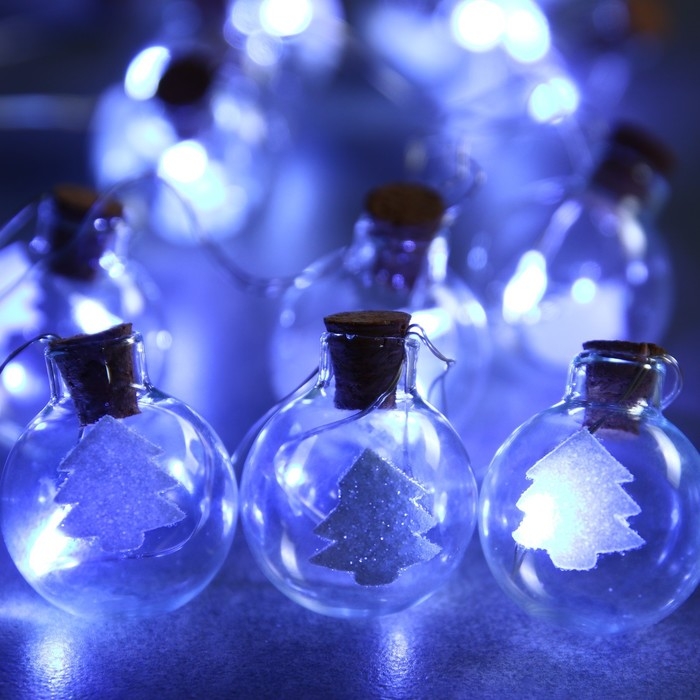 Гирлянда &laquo;Нить&raquo; 1.6 м с насадками &laquo;Шарики с ёлочкой&raquo;, IP20, серебристая нить, 15 LED, батарейки ААх2 (нет в комплекте), свечение белое