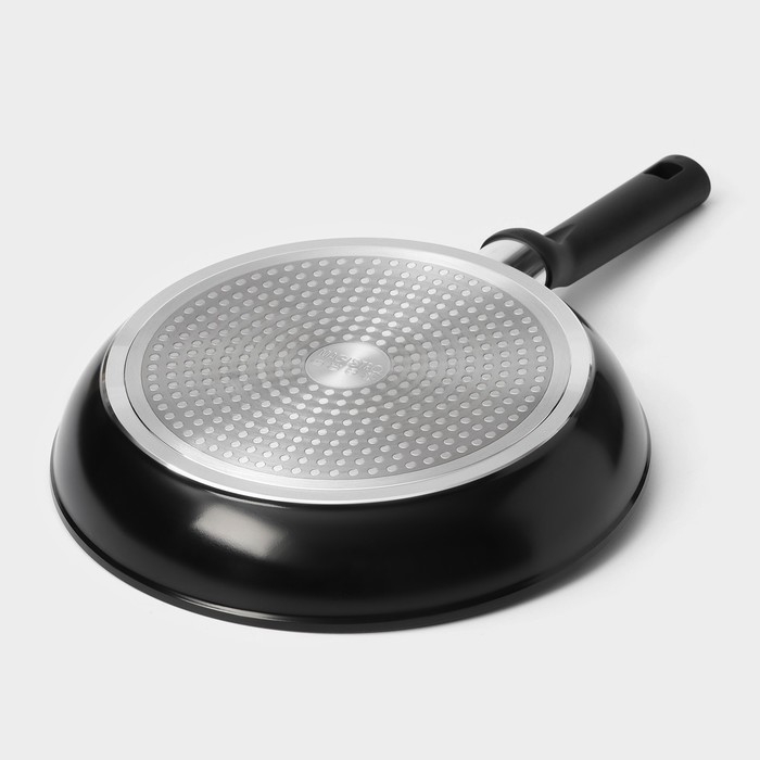 Сковорода Magistro Warrior, d=26 см, h=4,9 см, ручка soft-touch, антипригарное покрытие, индукция, цвет чёрный Сковорода Magistro Warrior, d=26 см, h=4,9 см, ручка soft-touch, антипригарное покрытие, индукция, цвет чёрный