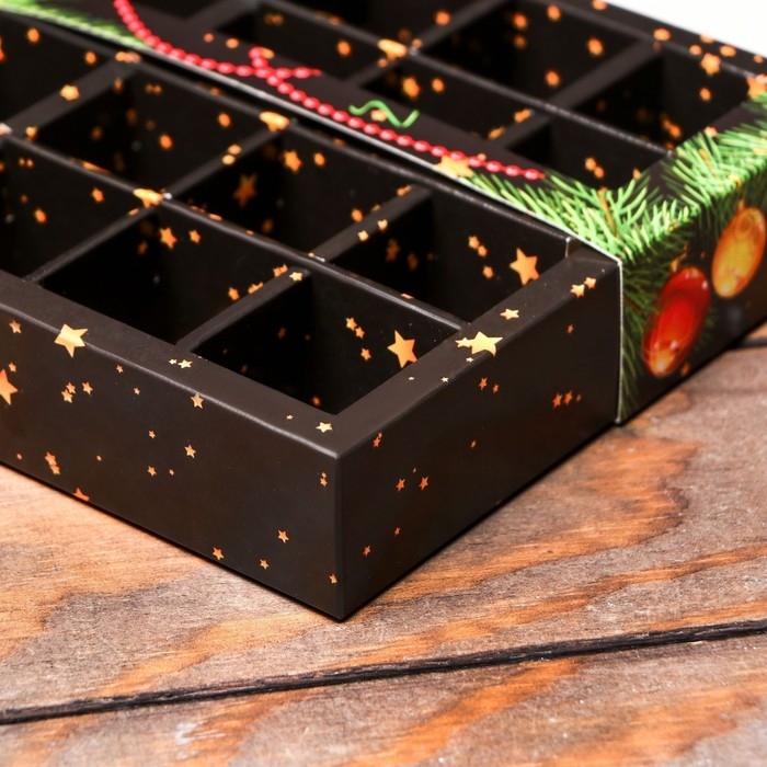 Новый год. Упаковка для конфет 16 шт &laquo;Новогодние ветви&raquo;, 17,7 х 17,7 х 3,8 см