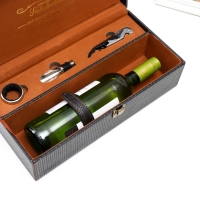 Шкатулка дерево, кожзам под бутылку "Премиум" 3 предмета тёмно-коричневый 35х11х17,5 см Шкатулка дерево, кожзам под бутылку "Премиум" 3 предмета тёмно-коричневый 35х11х17,5 см