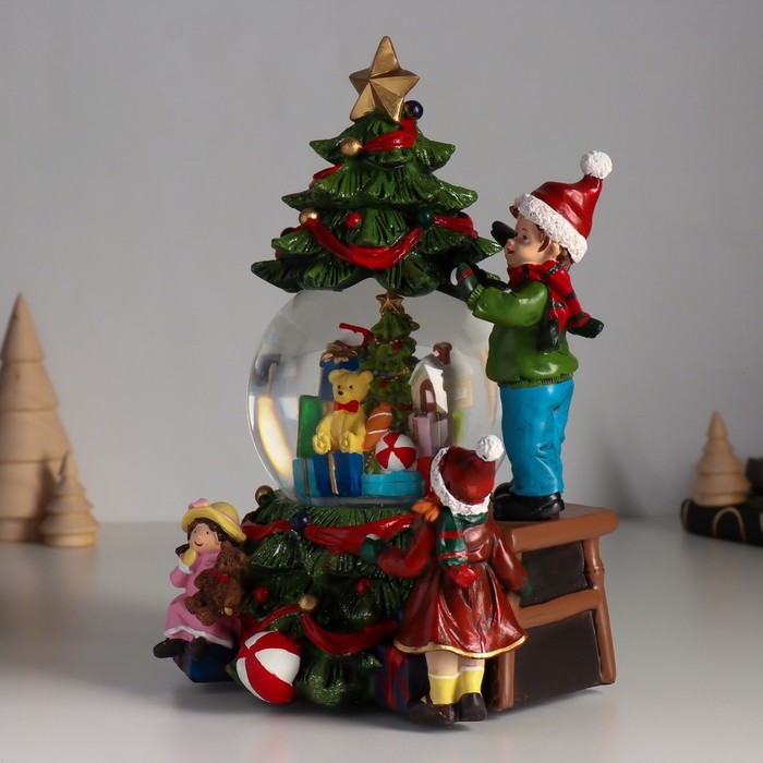 Сувенир полистоун водяной шар музыка, свет Сувенир полистоун водяной шар музыка, свет "Мальчик наряжает ёлку" d=10 см 18х16х23 см