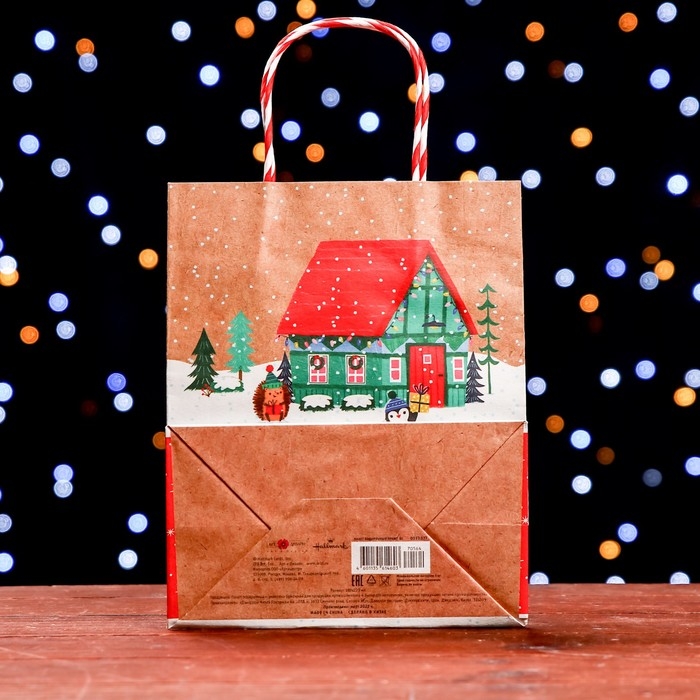 Новый год. Пакет бумажный подарочный новогодний крафт Новый год. Пакет бумажный подарочный новогодний крафт "Новогодний двор" 18 х 22,3 х 10 см.