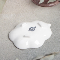 Икорница фарфоровая на ножках Magistro &laquo;Лист&raquo;, 10&times;8,5 см, цвет белый