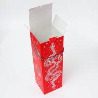 Новый год. Подарочная коробка Новогодняя, под шампанское "Змея на красном" с веревоч. ручкой 11*11*35 см. Новый год. Подарочная коробка Новогодняя, под шампанское "Змея на красном" с веревоч. ручкой 11*11*35 см.