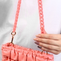 Цепочка для сумки, пластиковая, с карабинами, 23 &times; 17 мм, 68 см, цвет розовый/золотой