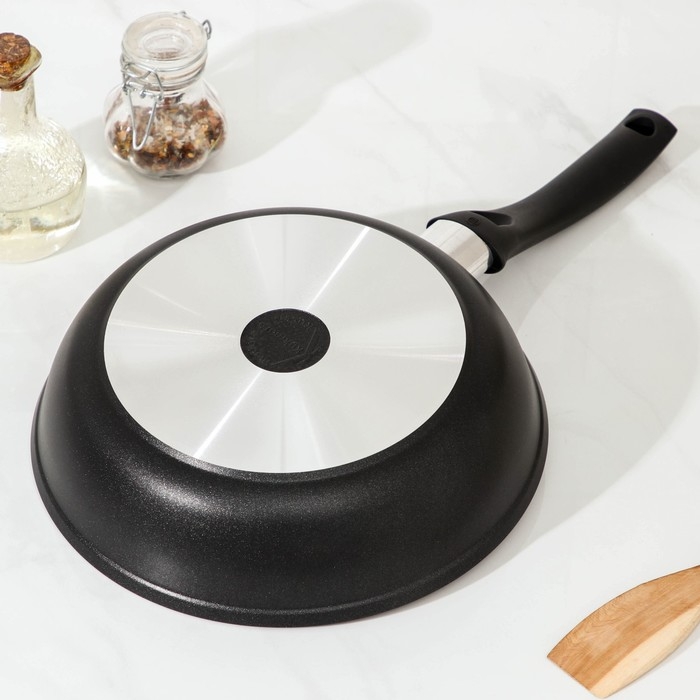 Сковорода &laquo;Традиция&raquo;, d=24 см, пластиковая ручка, стеклянная крышка, антипригарное покрытие, цвет чёрный