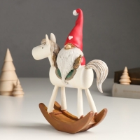 Сувенир полистоун "Дедуля верхом на лошадке-качалке в колпаке с сердцем" 5х17х23 см Сувенир полистоун "Дедуля верхом на лошадке-качалке в колпаке с сердцем" 5х17х23 см