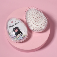 Расчёска - шейкер &laquo;Лапки&raquo;, 5,5 &times; 9 см, цвет белый