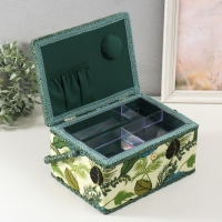 Шкатулка для рукоделия "Тропические листья на зелёном" 19х26х14,5 см Шкатулка для рукоделия "Тропические листья на зелёном" 19х26х14,5 см